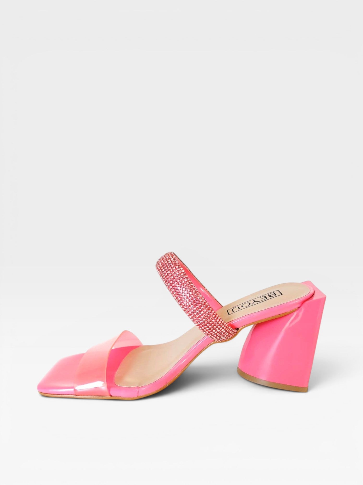 Tamanco Florence Beyou Shoes rosa em napa e vinil com tira de strass e salto bloco de 8,5 cm