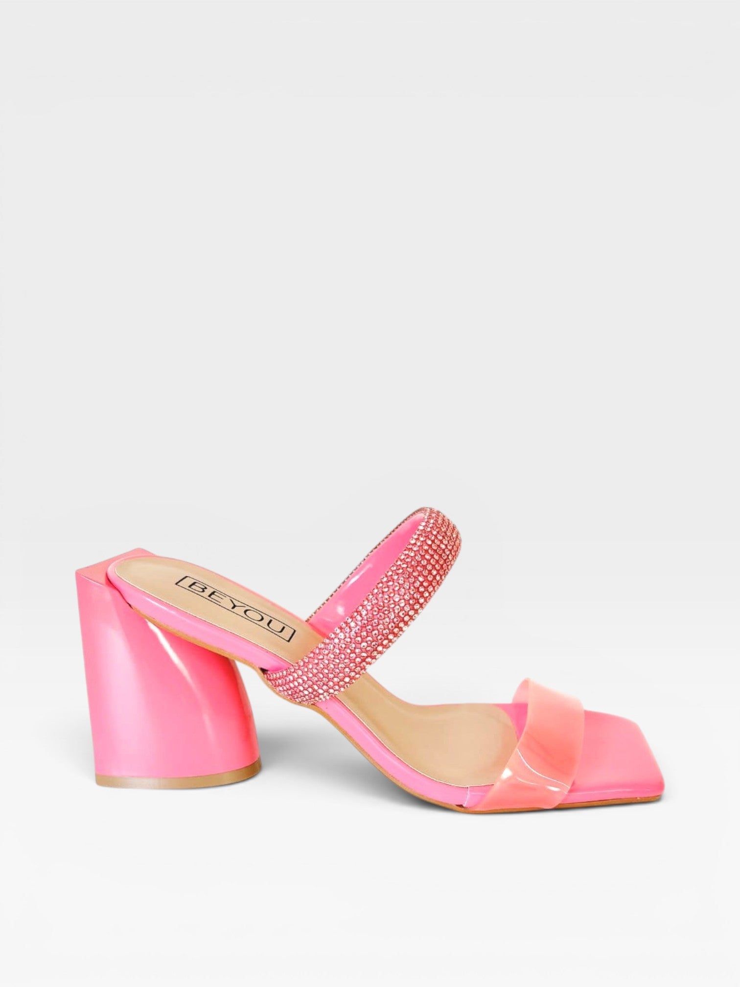 Tamanco Florence Beyou Shoes rosa em napa e vinil com tira de strass e salto bloco de 8,5 cm