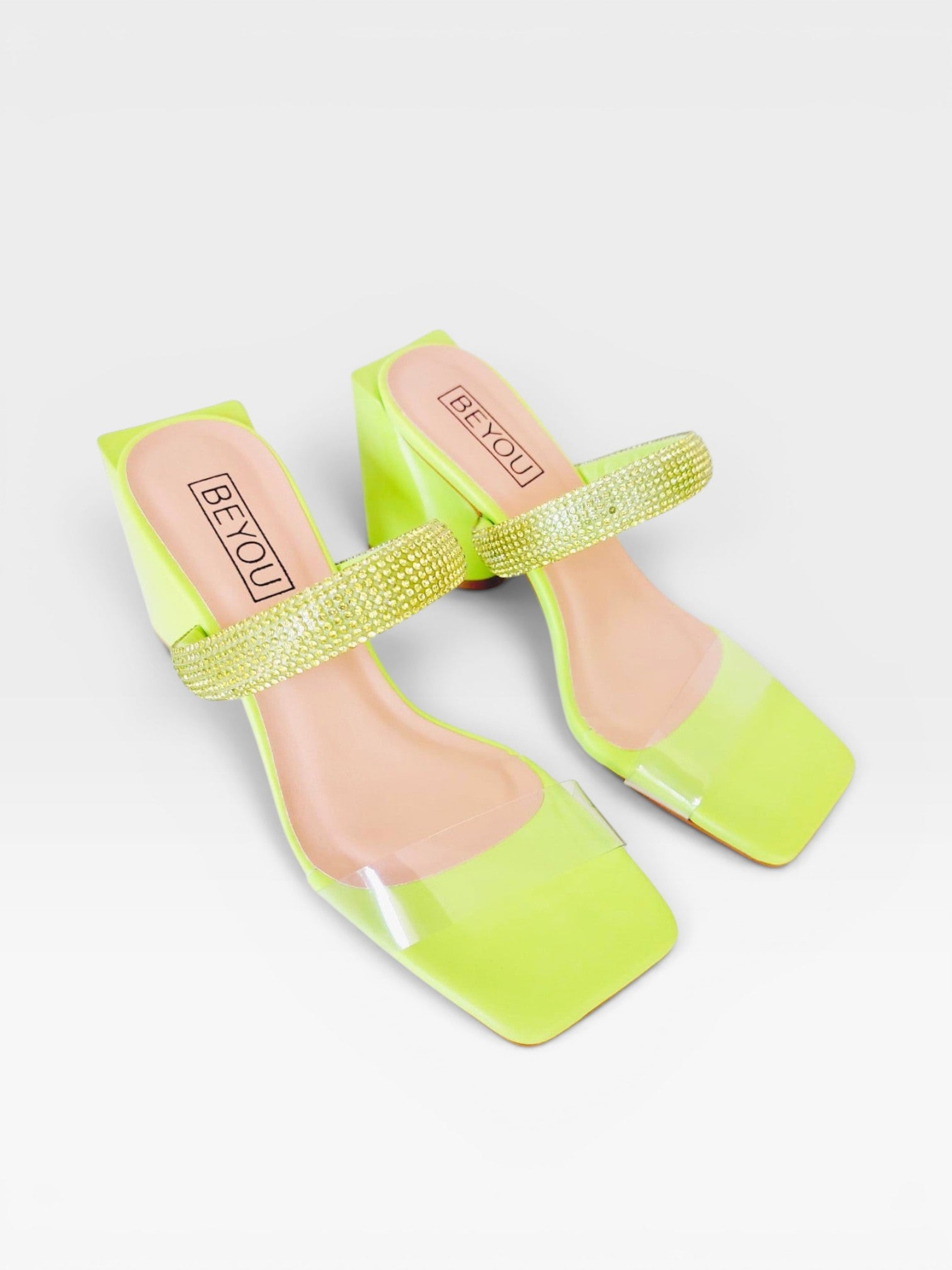 Tamanco Florence Beyou Shoes verde neon com tira de brilho e vinil, salto bloco e bico quadrado moderno.