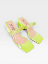 Tamanco Florence Beyou Shoes verde neon com tira de brilho e vinil, salto bloco e bico quadrado moderno.