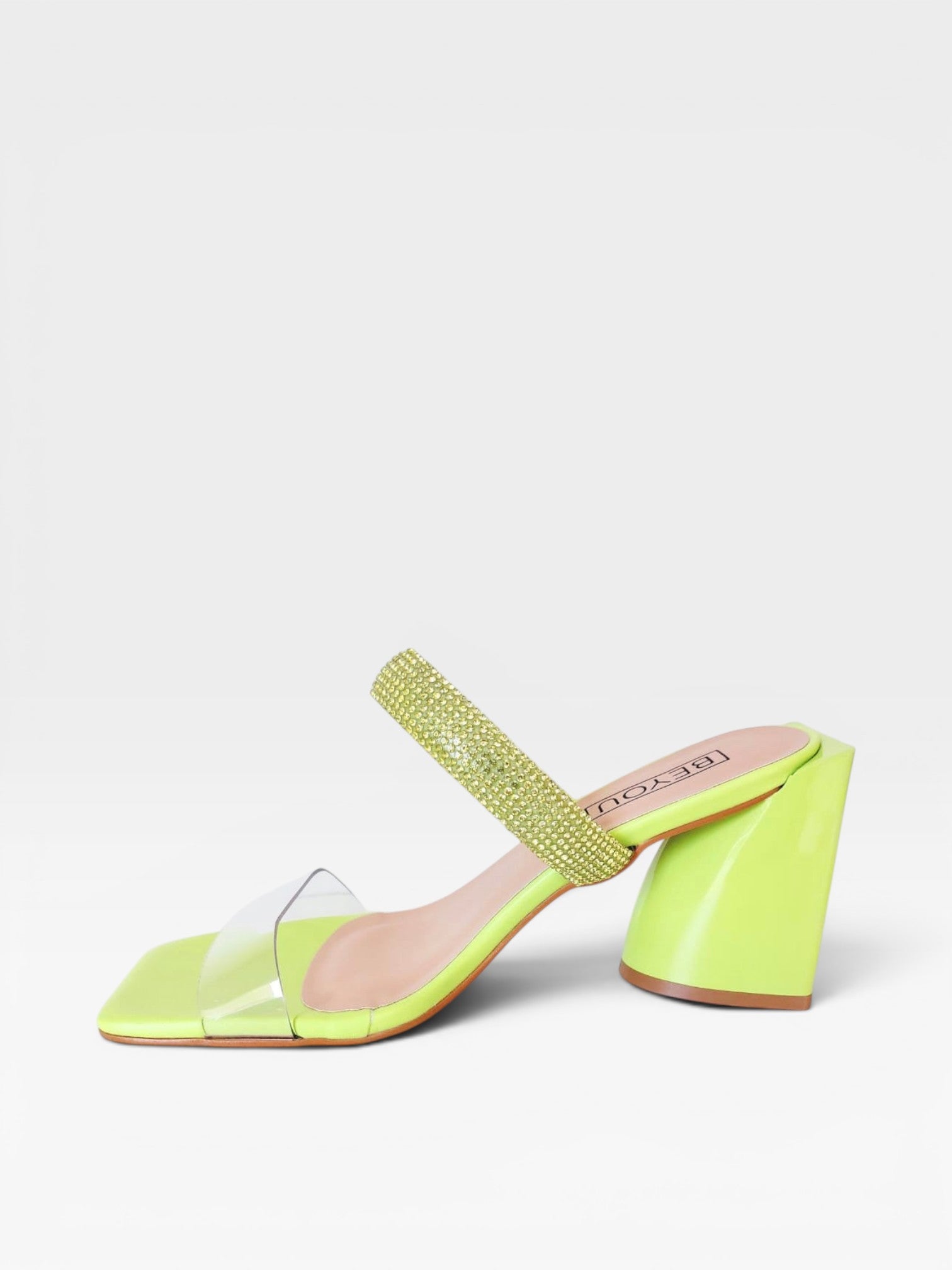 Tamanco Beyou Shoes Florence verde em napa e vinil com tira de brilhos e salto bloco de 8,5 cm