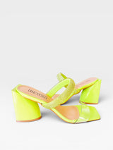 Tamanco Florence Beyou Shoes verde em napa e vinil com salto bloco de 8,5 cm e tiras com brilho
