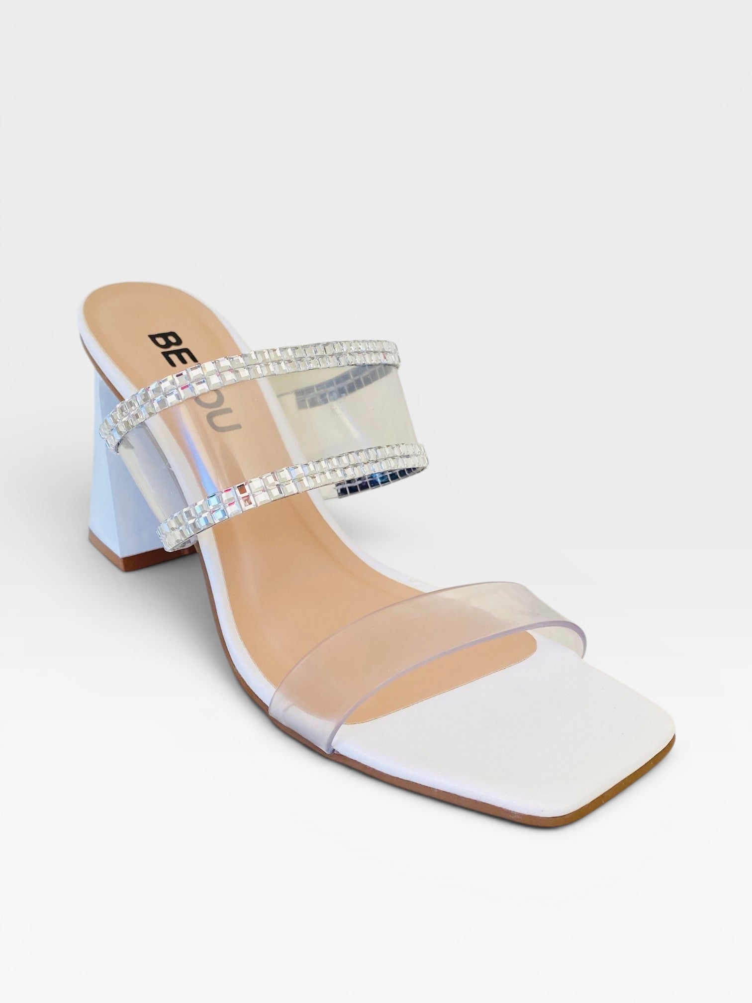 Tamanco Genebra Beyou Shoes branco em napa e vinil com tiras de strass e salto bloco de 8,5 cm