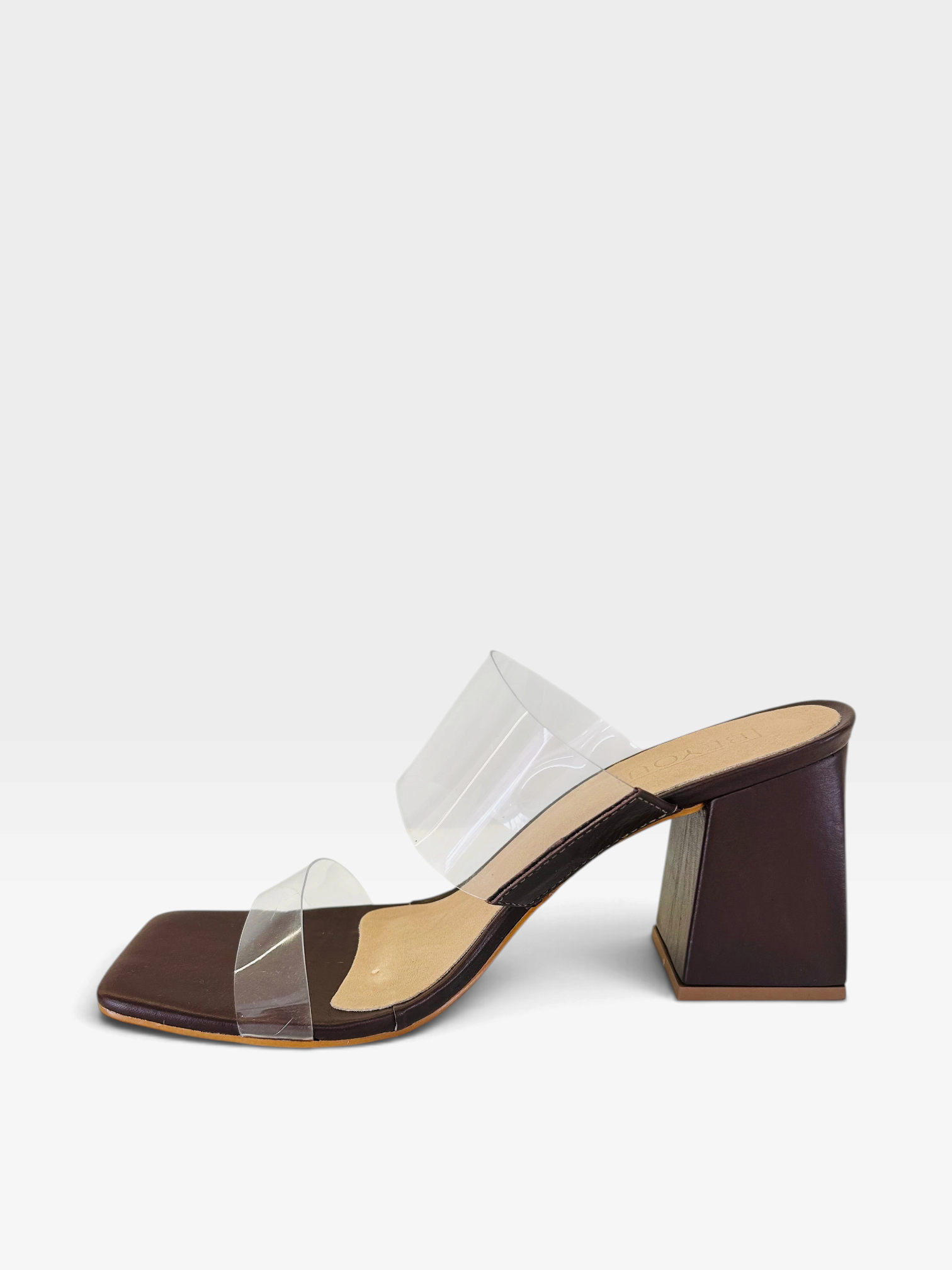 Tamanco Beyou Shoes Lisboa marrom em couro com tiras transparentes e salto bloco de 7,5 cm, vista lateral.