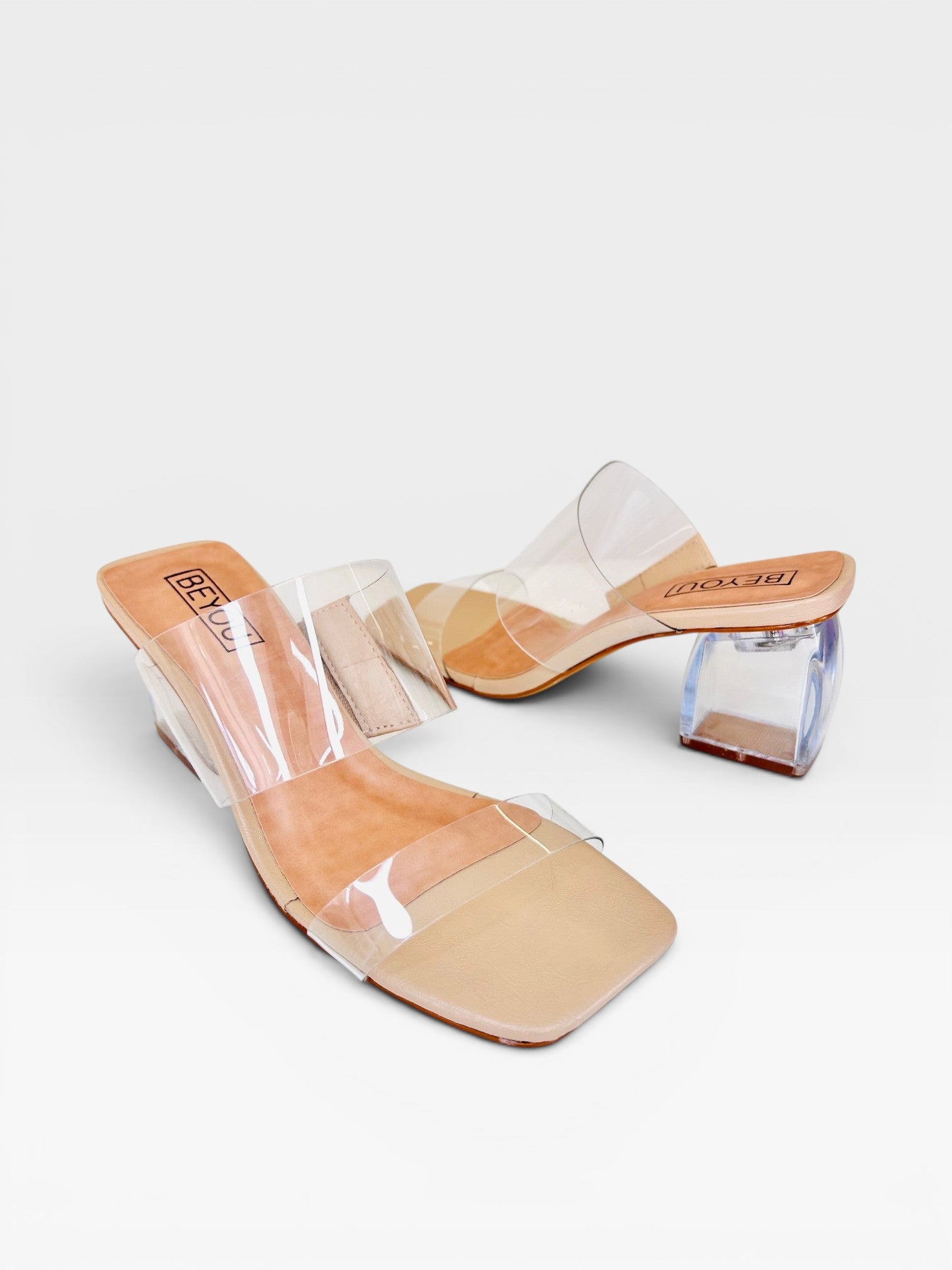 Tamanco Beyou Shoes Lisboa nude em napa destroyed com tiras transparentes e salto bloco transparente de 7,5 cm