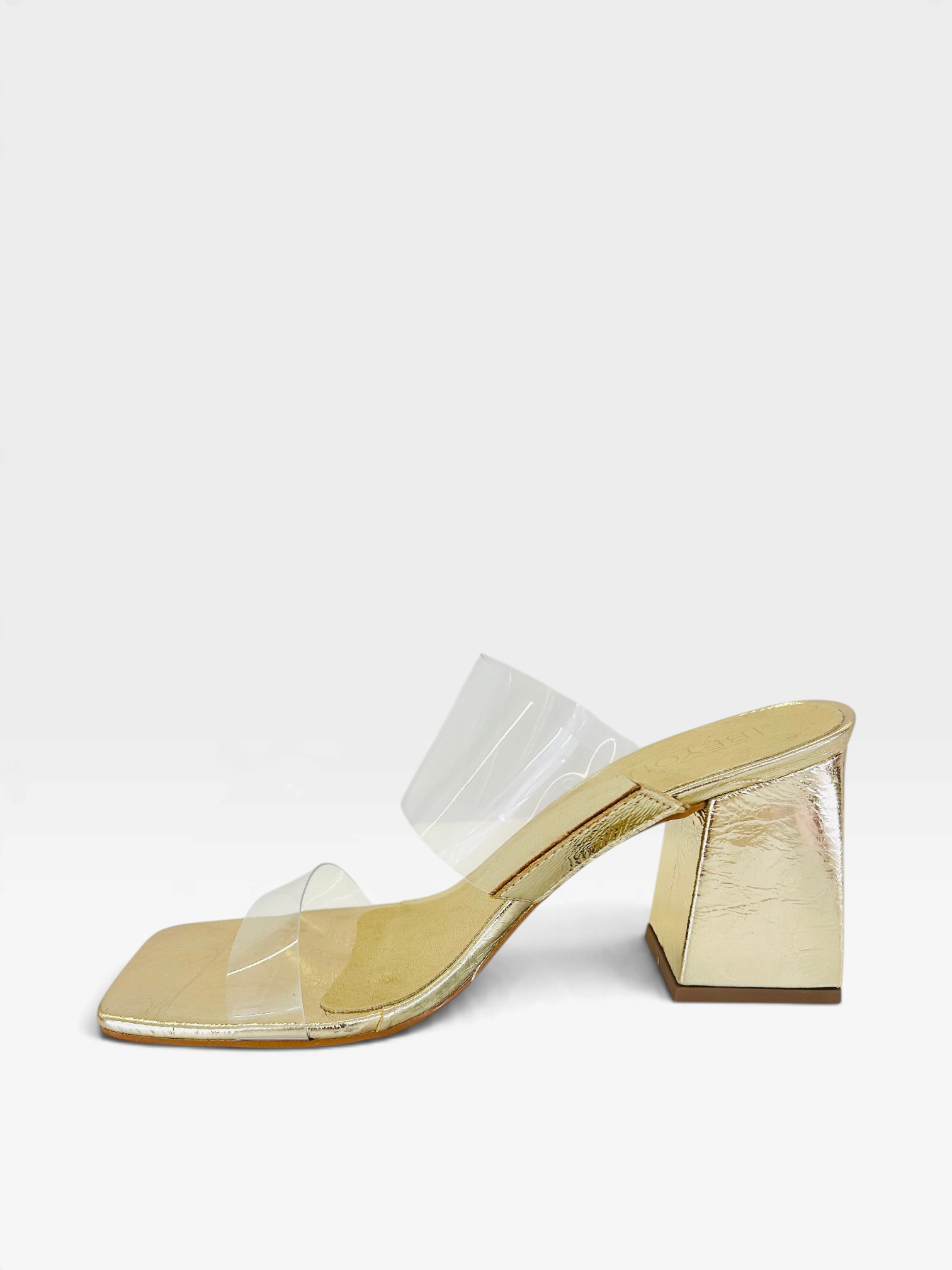 Tamanco Beyou Shoes Lisboa em couro ouro light com salto bloco de 7,5 cm e tiras transparentes em vinil