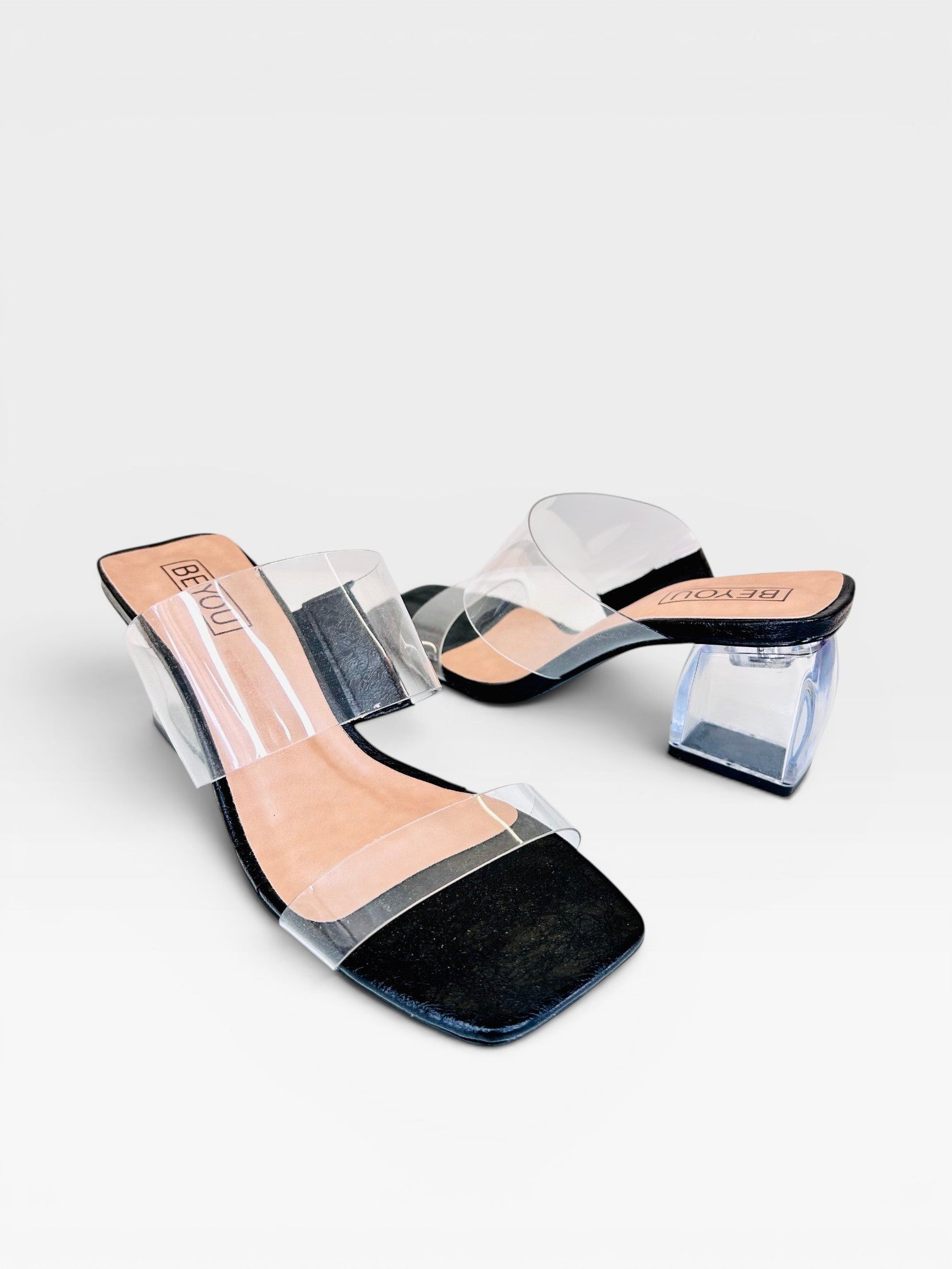 Tamanco Beyou Shoes Lisboa preto com tiras transparentes e salto bloco de acrílico transparente
