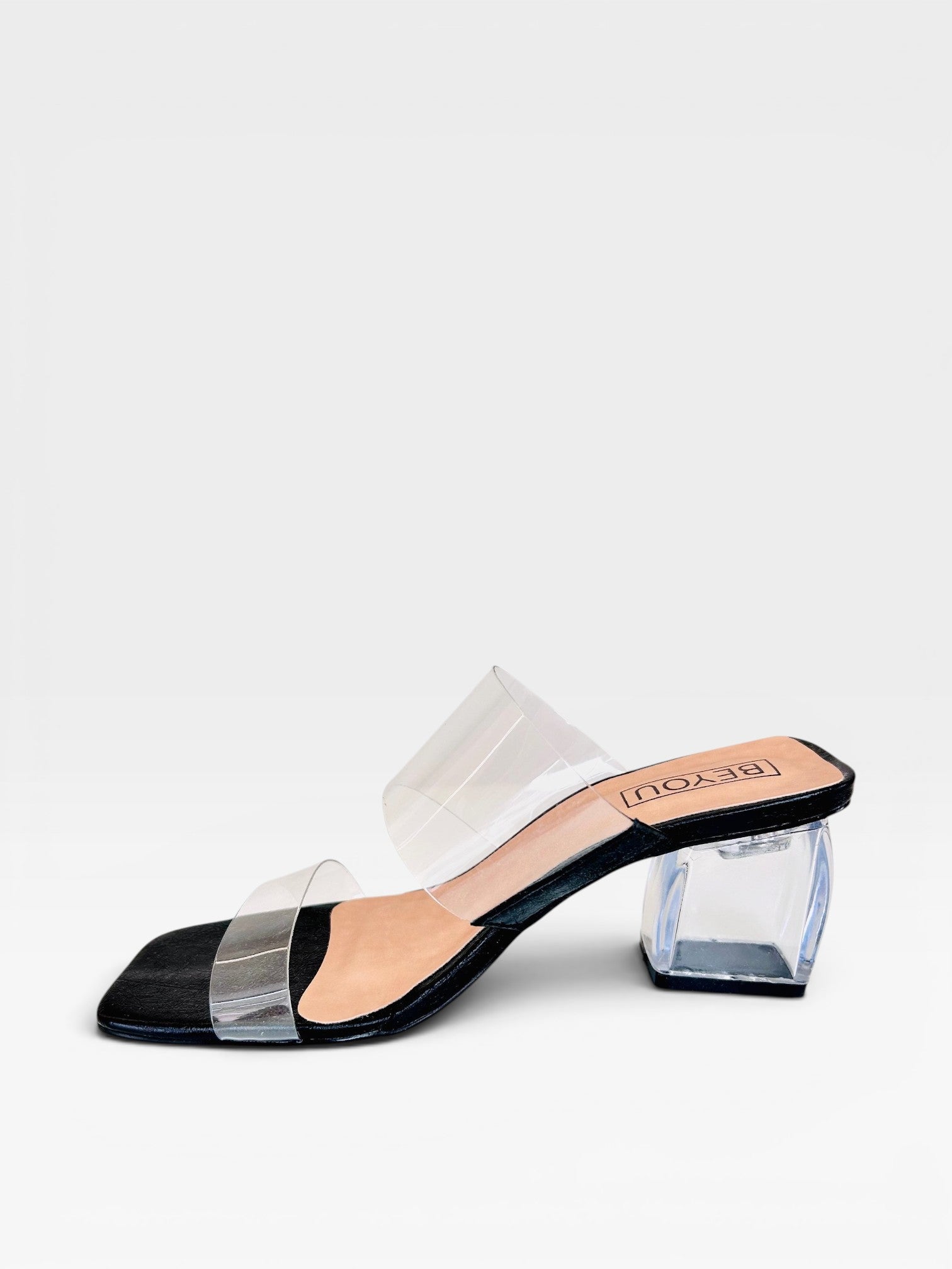 Tamanco Beyou Shoes Lisboa preto com tiras transparentes e salto bloco de acrílico transparente