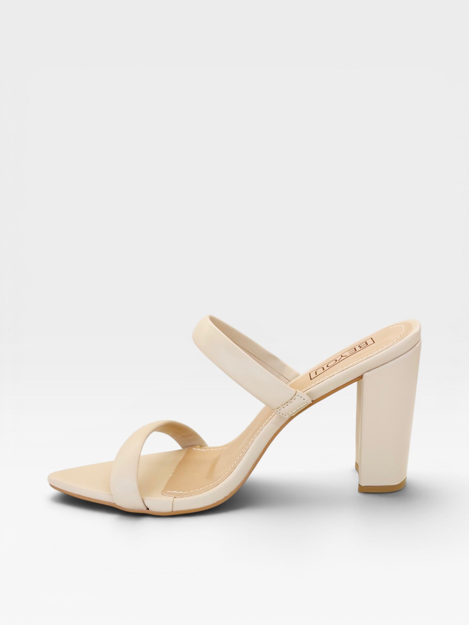 Tamanco Beyou Shoes Montpellier nude em napa com bico folha e salto alto de 10 cm, design minimalista e elegante