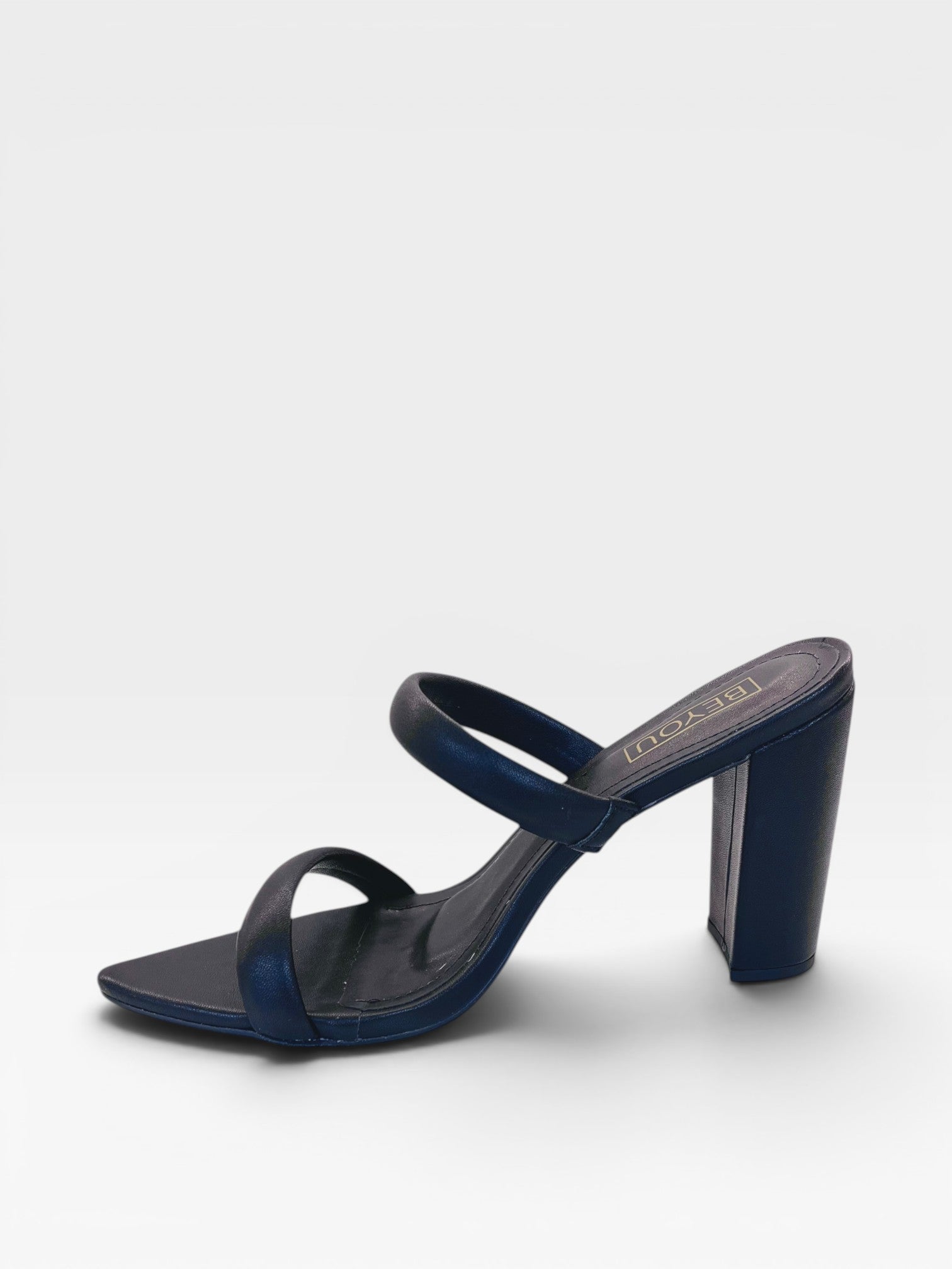 Tamanco Beyou Shoes Montpellier preto em napa com bico folha e salto alto de 10 cm, vista lateral.