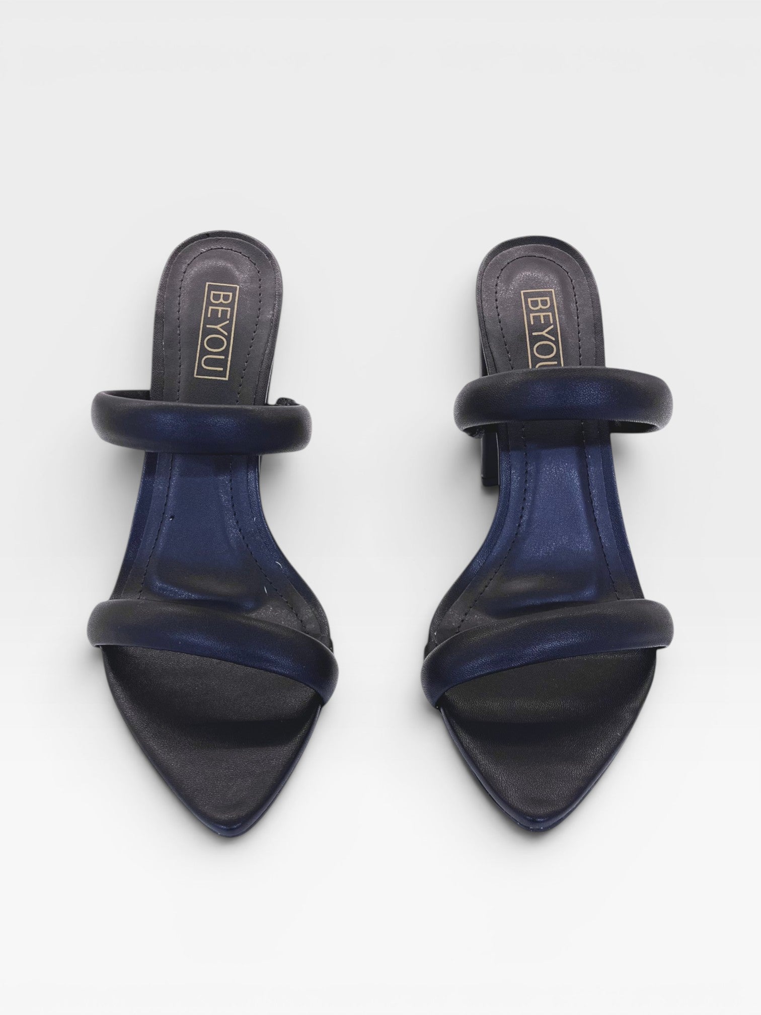 Tamanco Beyou Shoes Montpellier preto em napa com bico folha e tiras acolchoadas, salto alto de 10 cm.