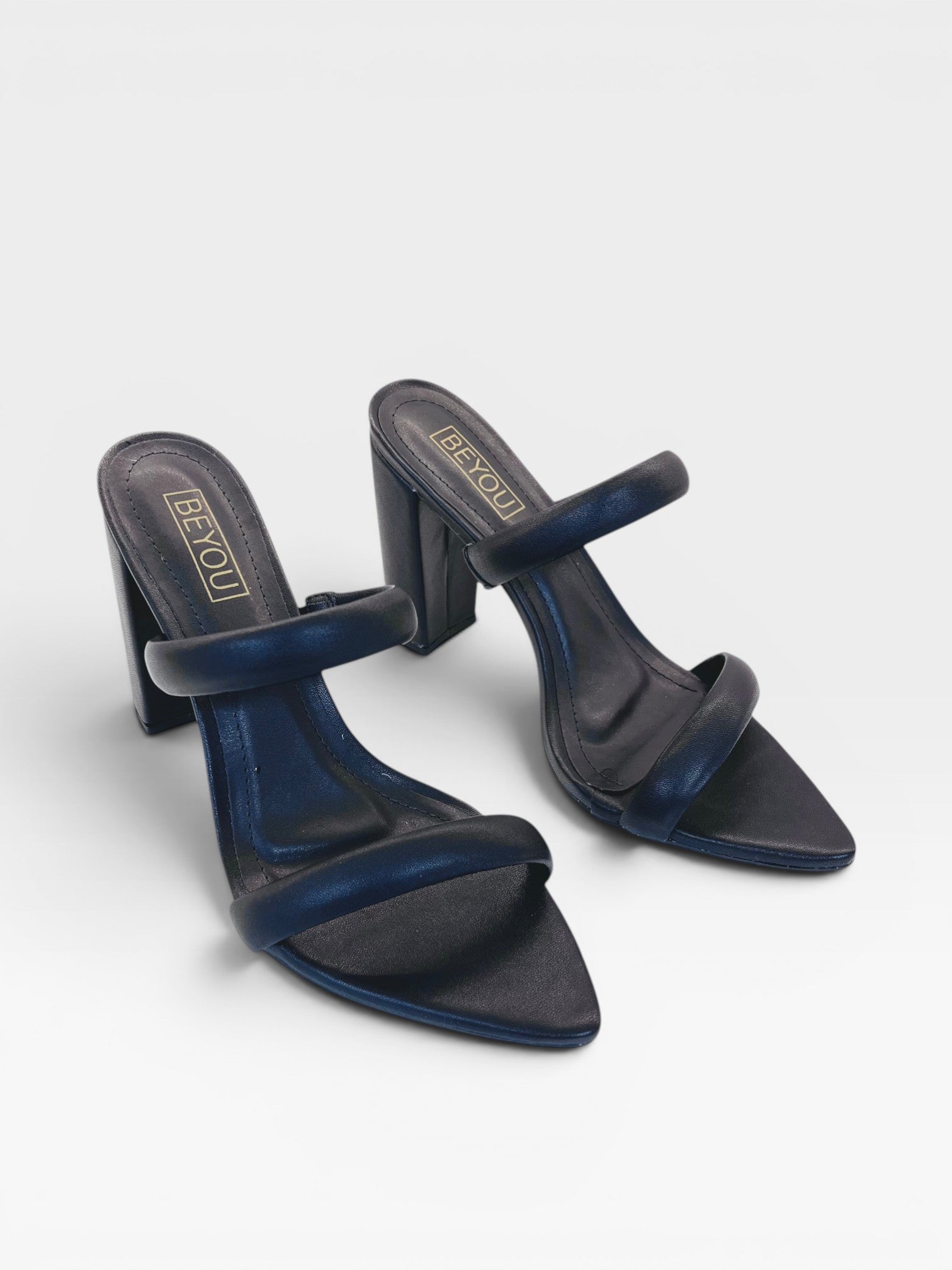 Tamanco Beyou Shoes Montpellier preto em napa com bico folha e salto alto de 10 cm
