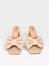 Tamanco Beyou Shoes Napoli na cor nude, feito em napa com laço frontal e salto bloco de 8,5 cm.