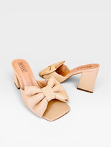 Tamanco Napoli Beyou Shoes nude em napa com salto bloco de 8,5 cm e detalhe de laço frontal elegante