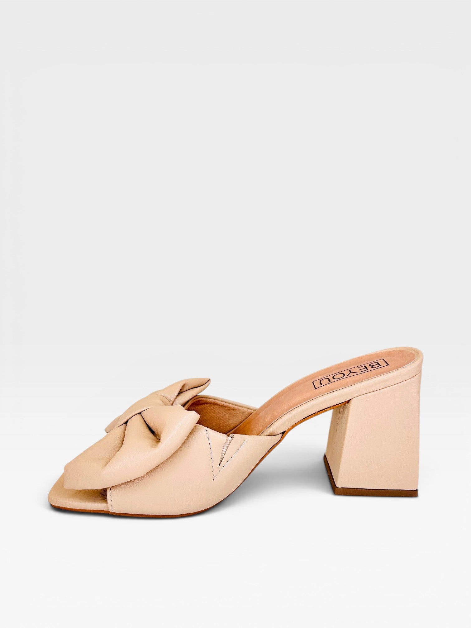 Tamanco Napoli Beyou Shoes nude em napa com salto bloco de 8,5 cm e detalhe de laço frontal elegante