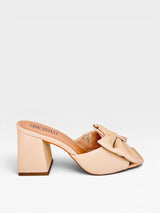 Tamanco Beyou Shoes Napoli na cor nude, feito em napa com salto bloco de 8,5 cm e detalhe de laço frontal elegante.
