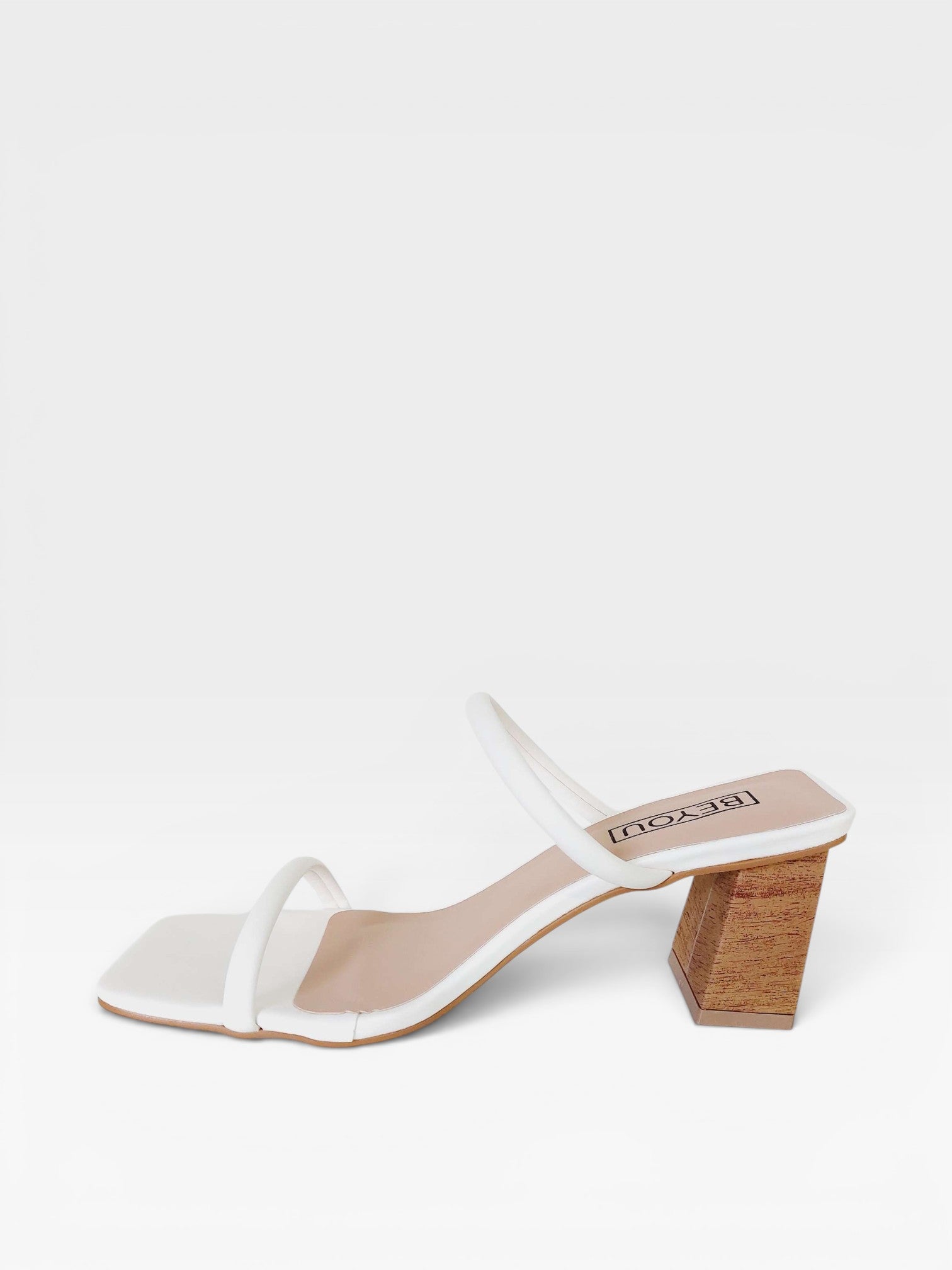Tamanco Beyou Shoes Veneza off white em napa com tiras finas e salto bloco amadeirado de 6 cm