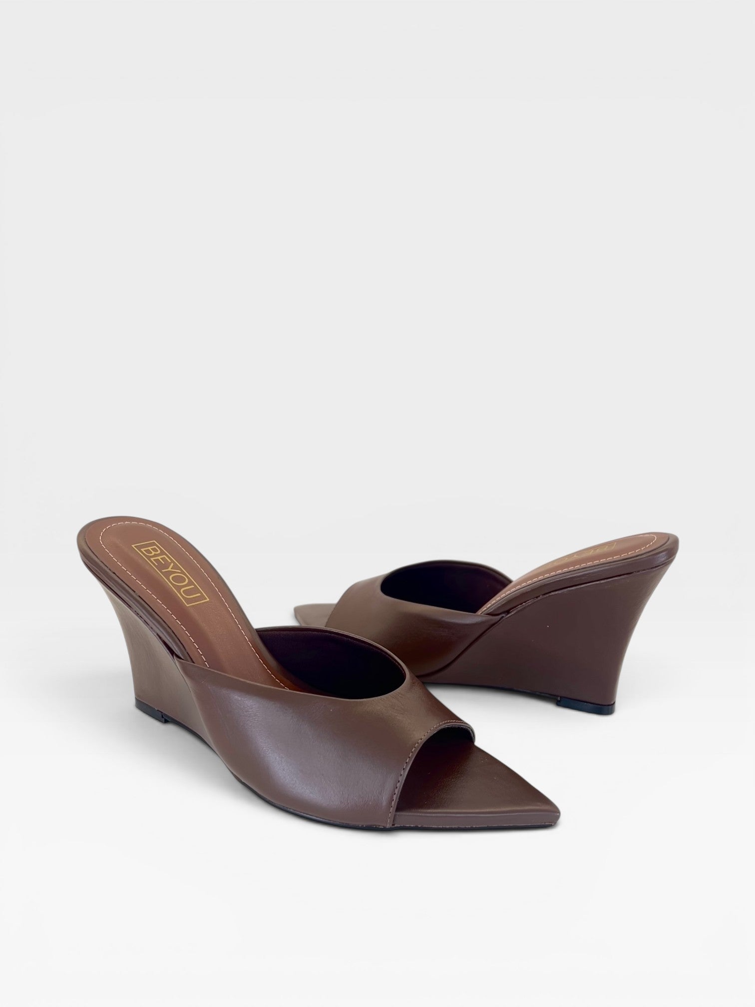 Tamanco Beyou Shoes Orléans marrom em couro com bico folha e salto anabela de 9 cm