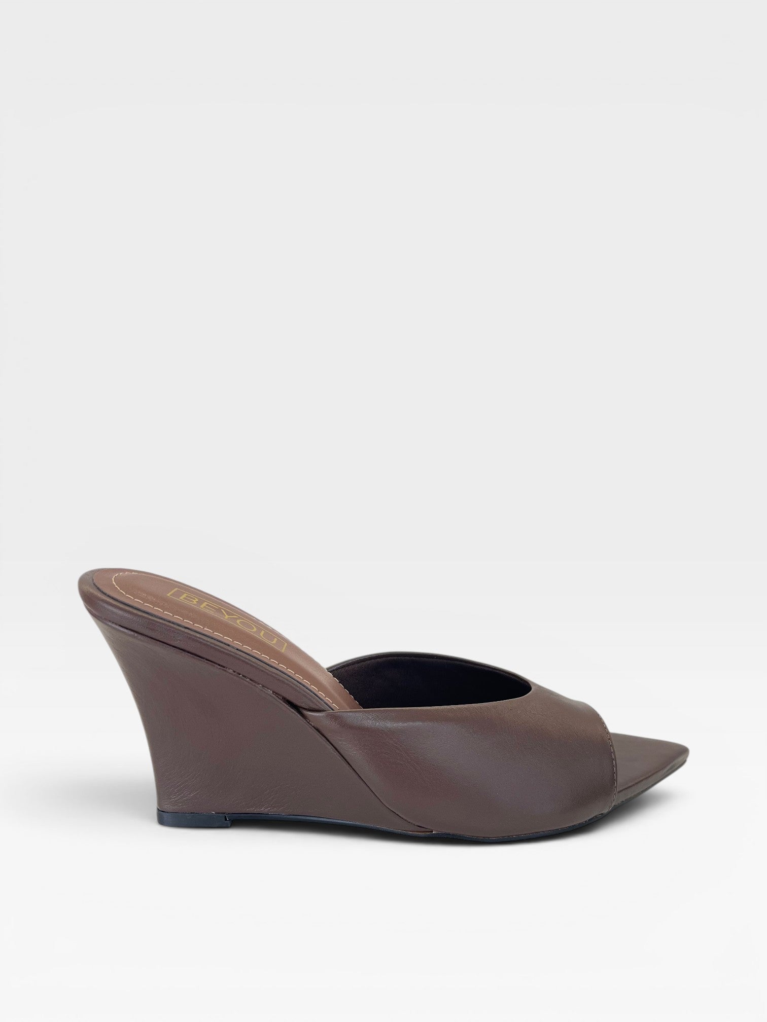 Tamanco Beyou Shoes Orléans marrom em couro com bico folha e salto anabela de 9 cm em fundo neutro