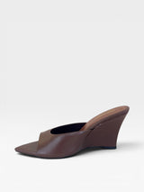 Tamanco Beyou Shoes Orléans marrom em couro com bico folha e salto anabela de 9 cm, vista lateral.