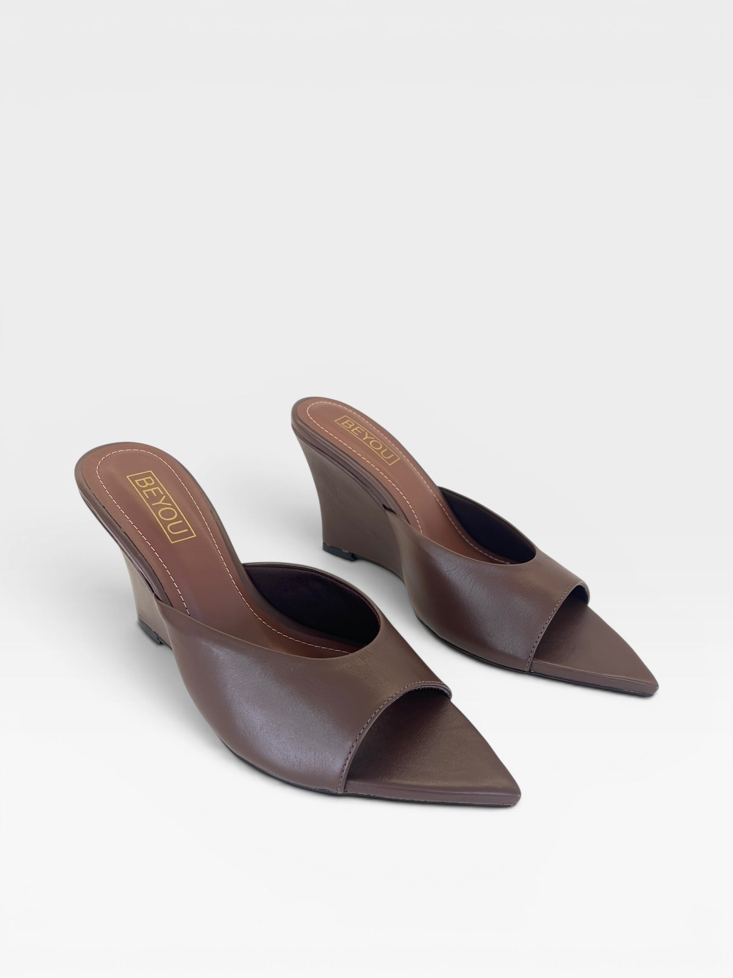 Tamanco Beyou Shoes Orléans marrom em couro com bico folha e salto anabela de 9 cm