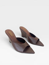Tamanco Beyou Shoes Orléans marrom em couro com bico folha e salto anabela de 9 cm