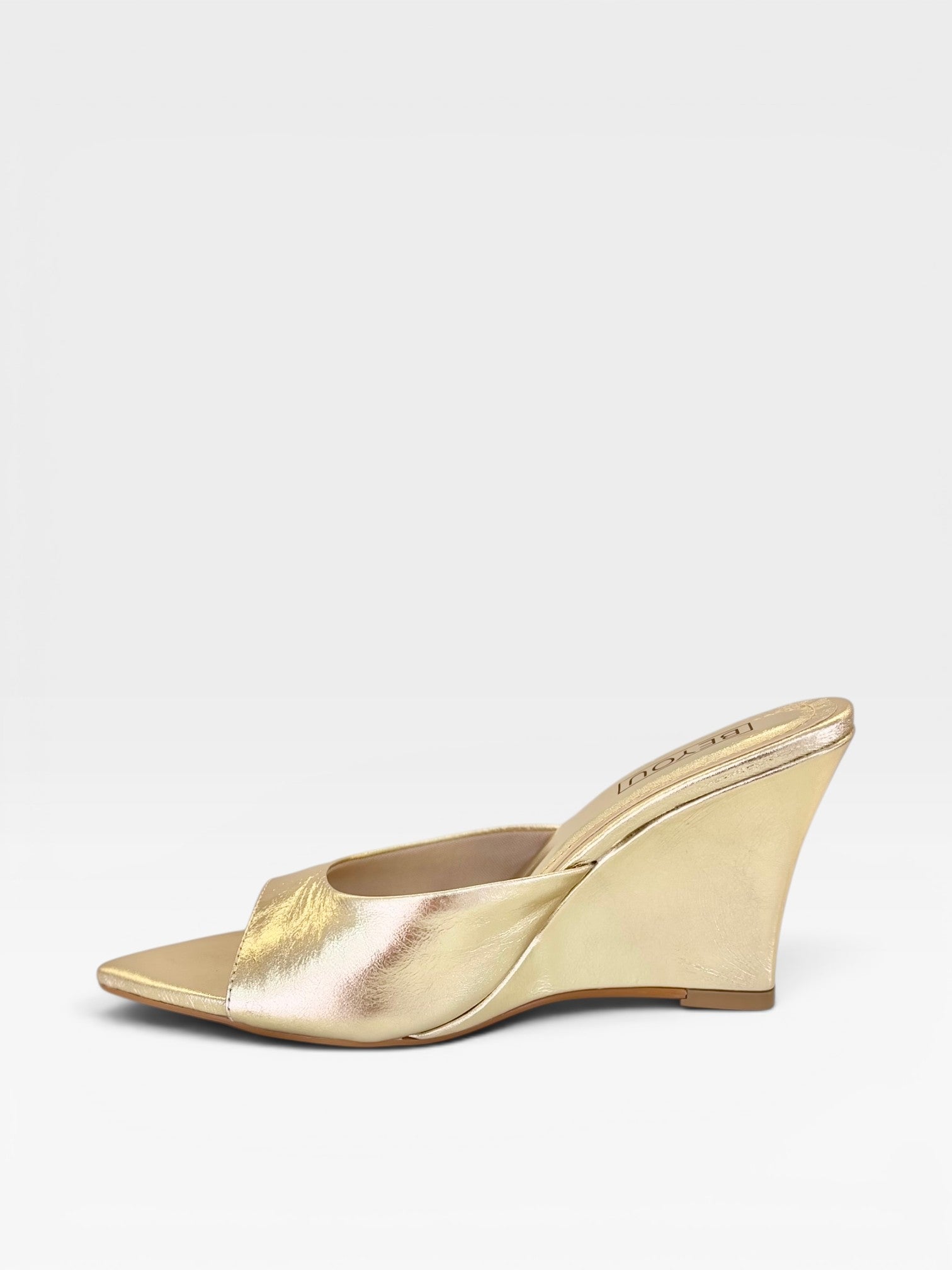 Tamanco Beyou Shoes Orléans em couro ouro light com bico folha e salto anabela de 9 cm