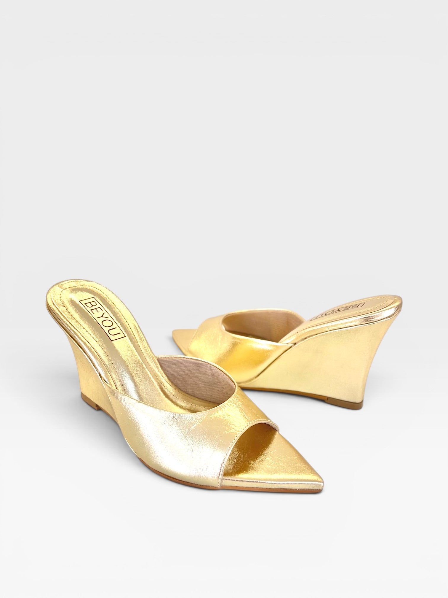 Tamanco Beyou Shoes Orléans em couro ouro light com bico folha e salto anabela de 9 cm