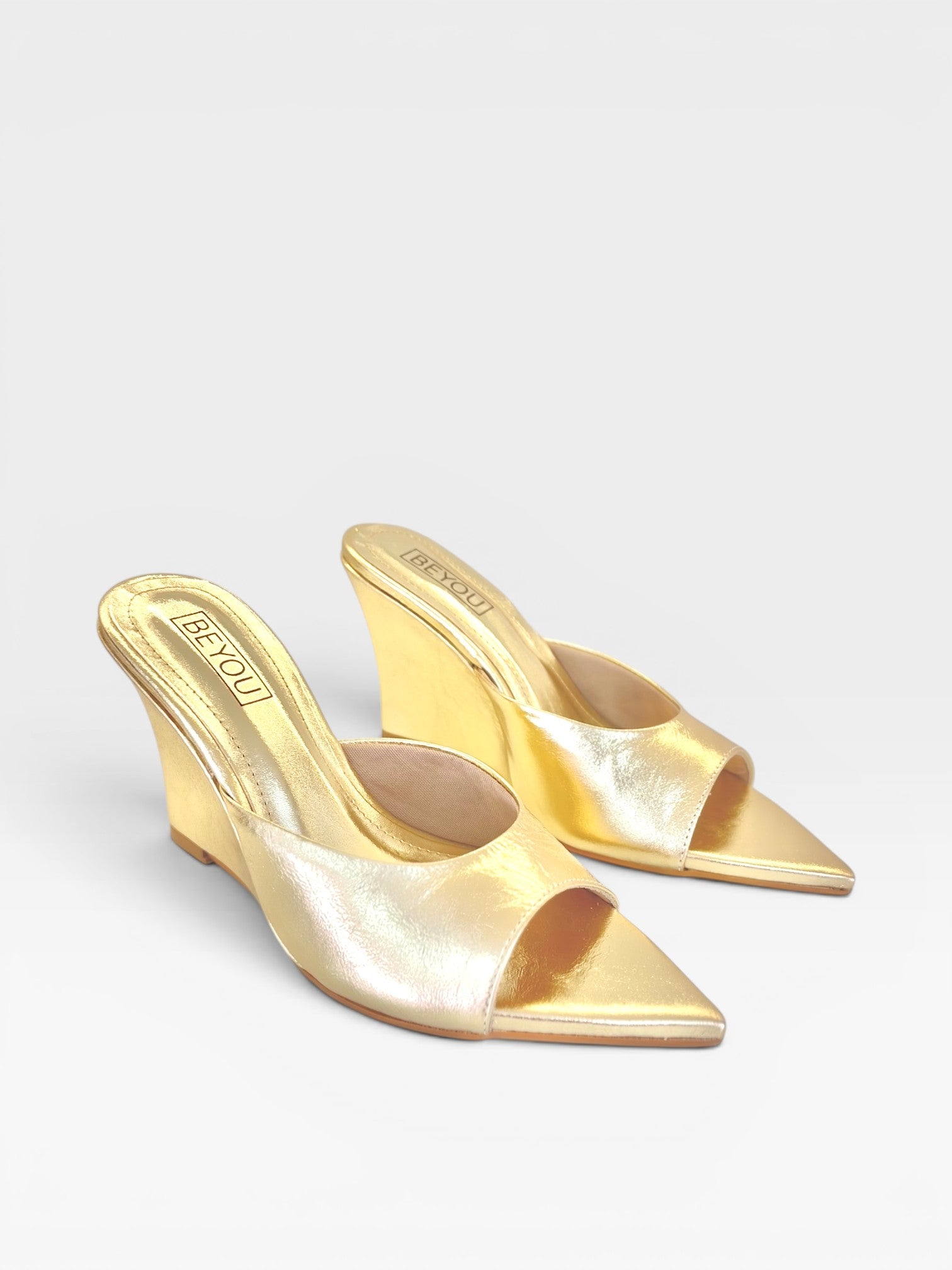 Tamanco Beyou Shoes Orléans em couro ouro light com bico folha e salto anabela de 9 cm