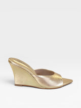Tamanco Beyou Shoes Orléans em couro ouro light com bico folha e salto anabela de 9 cm