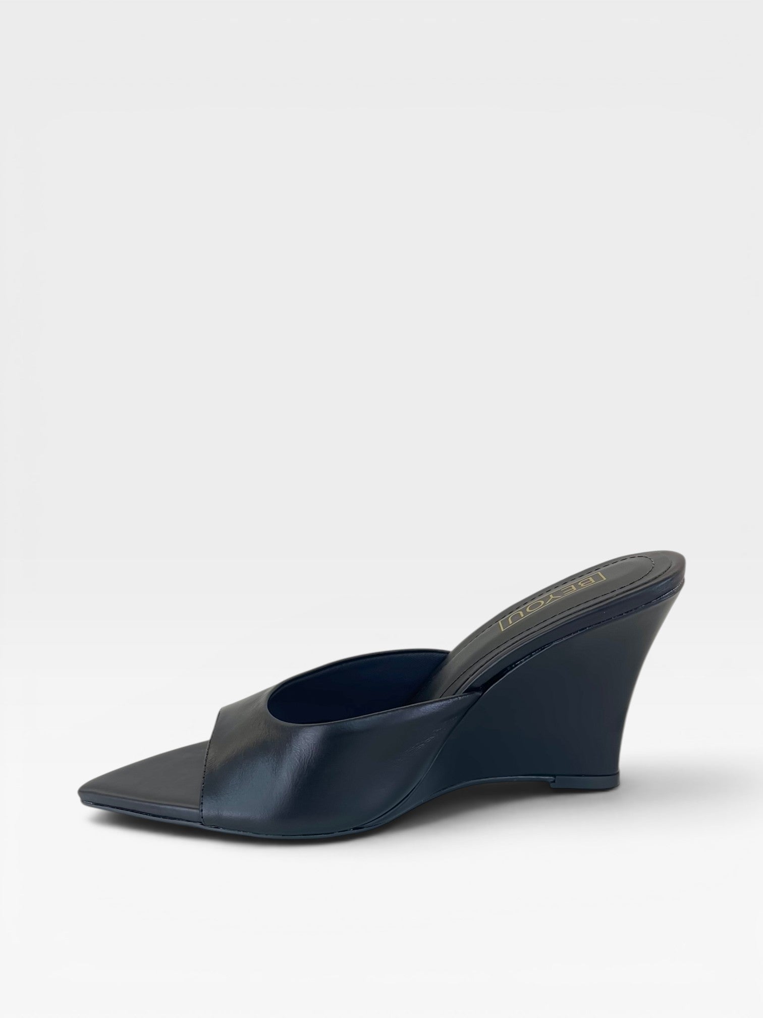 Tamanco Beyou Shoes Orléans preto em couro com bico folha e salto anabela de 9 cm