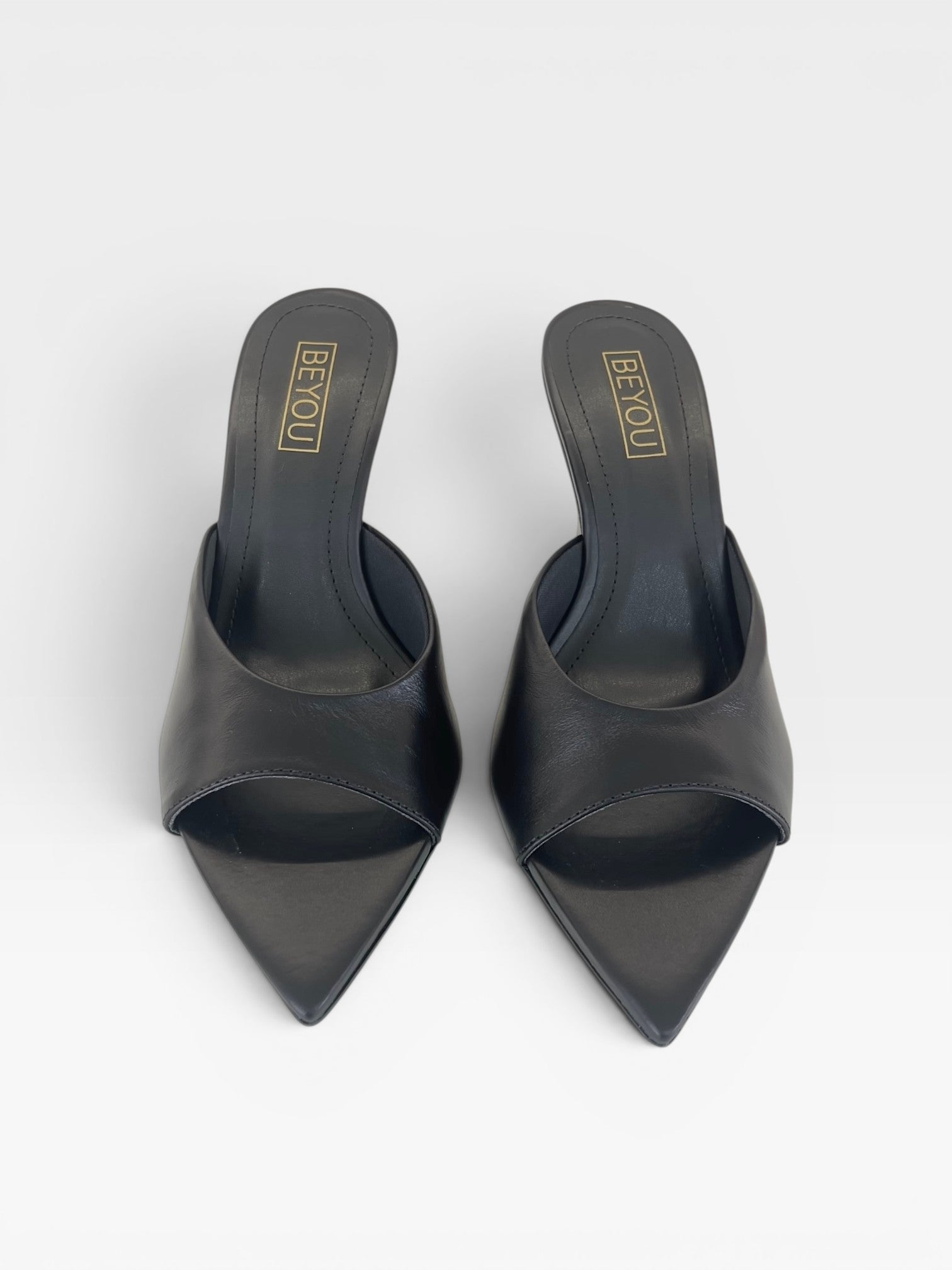 Tamanco Beyou Shoes Orléans preto em couro com bico folha e salto alto de 9 cm, design elegante e minimalista.