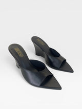 Tamanco Beyou Shoes Orléans preto em couro com bico folha e salto anabela elegante