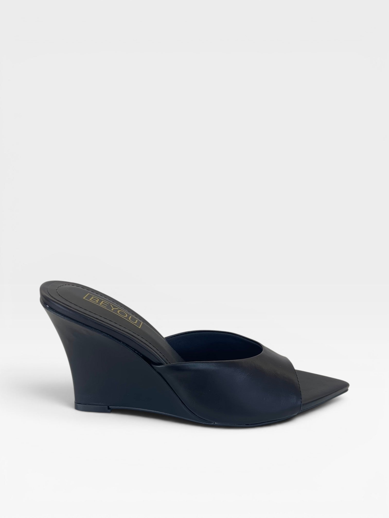 Tamanco Beyou Shoes Orléans preto em couro com bico folha e salto anabela de 9 cm