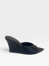 Tamanco Beyou Shoes Orléans preto em couro com bico folha e salto anabela de 9 cm