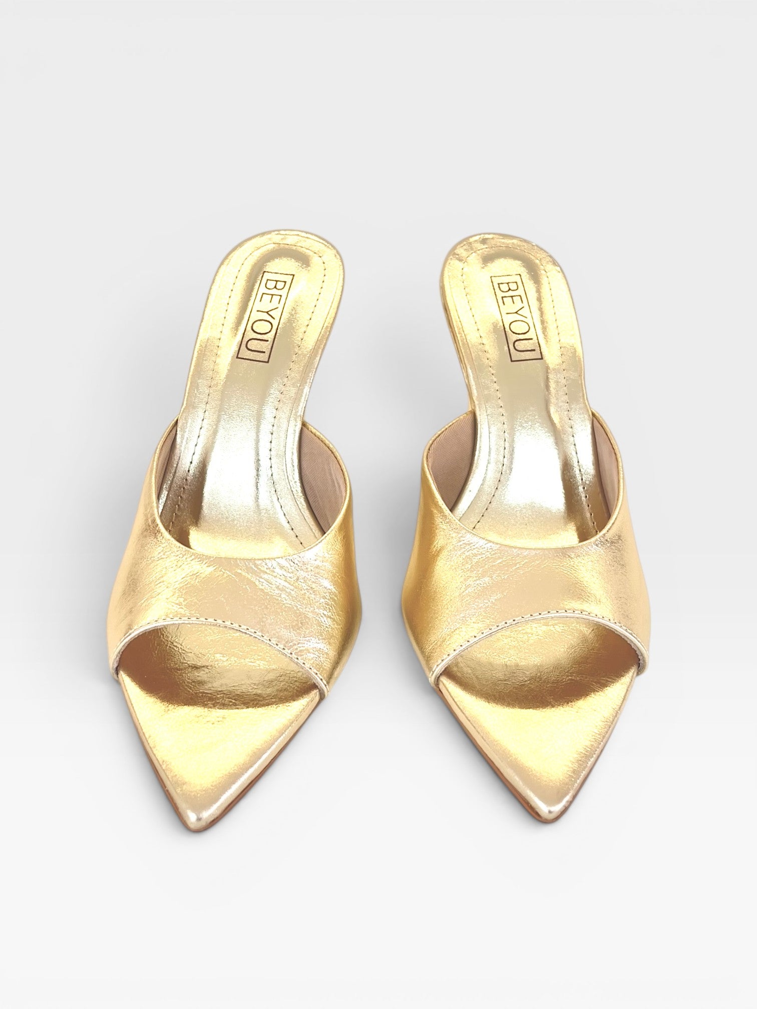 Tamanco Beyou Shoes Orléans em couro cor ouro light com bico folha e salto alto elegante
