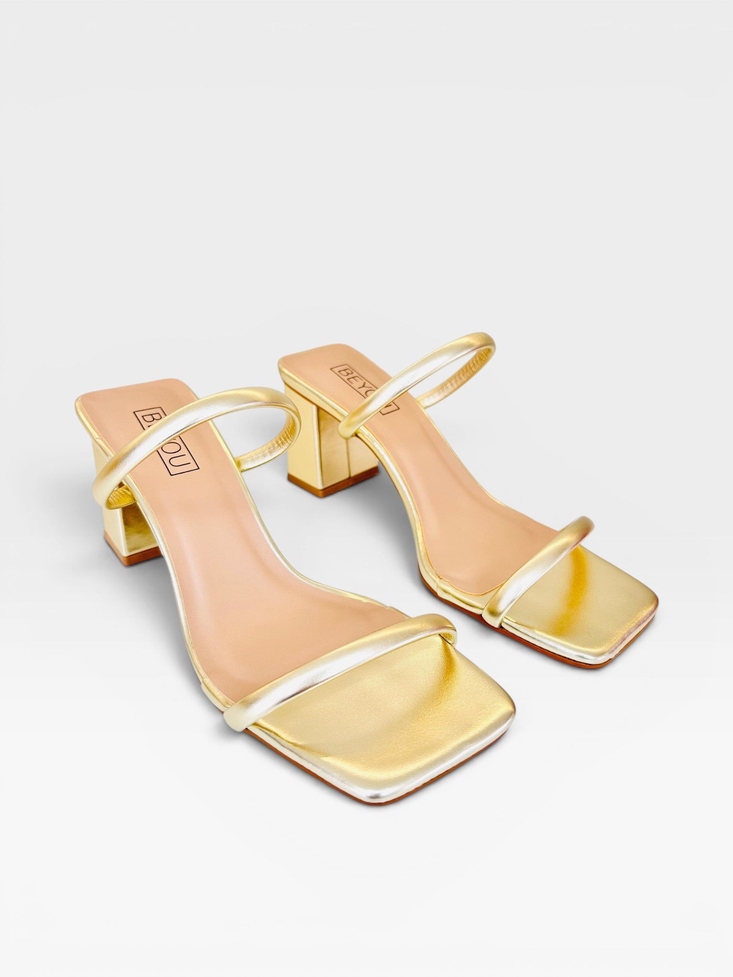 Tamanco Beyou Shoes Veneza na cor ouro light, confeccionado em napa com salto bloco de 6 cm e bico quadrado.