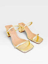 Tamanco Beyou Shoes Veneza na cor ouro light, confeccionado em napa com salto bloco de 6 cm e bico quadrado.