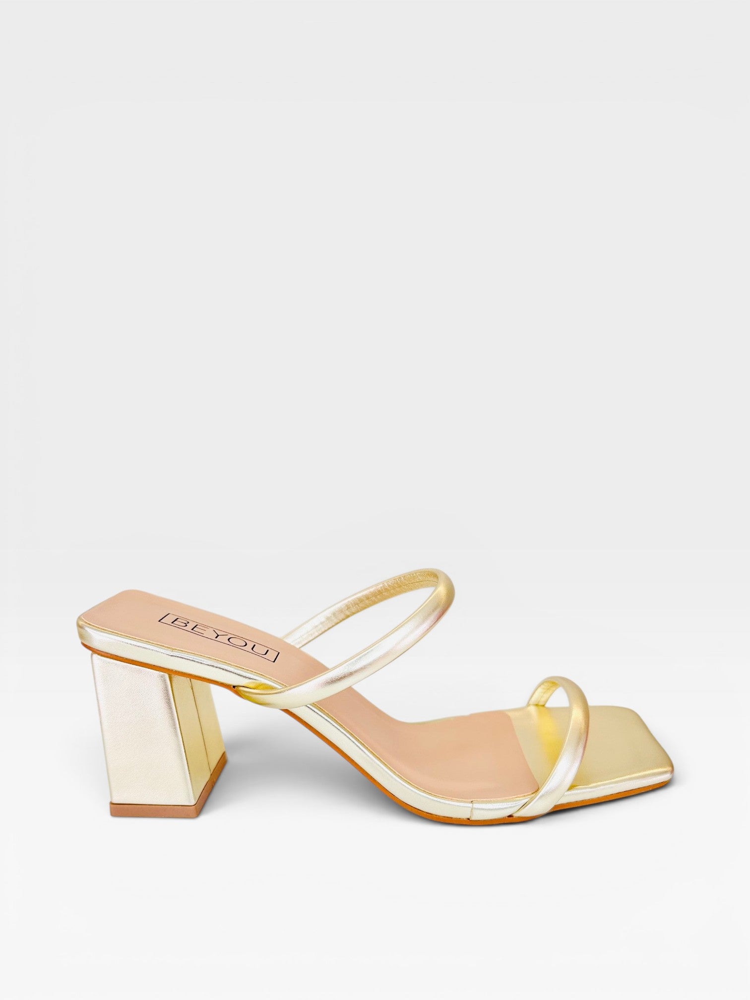 Tamanco Beyou Shoes Veneza na cor ouro light, confeccionado em napa com salto bloco de 6 cm e bico quadrado.