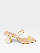 Tamanco Beyou Shoes Veneza na cor ouro light, confeccionado em napa com salto bloco de 6 cm e bico quadrado.