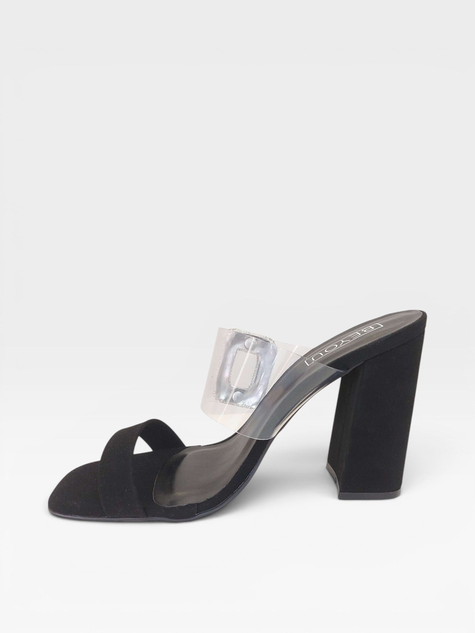 Tamanco Beyou Shoes Petrópolis preto em camurça sintética e vinil com salto bloco de 8 cm e detalhe de fivela