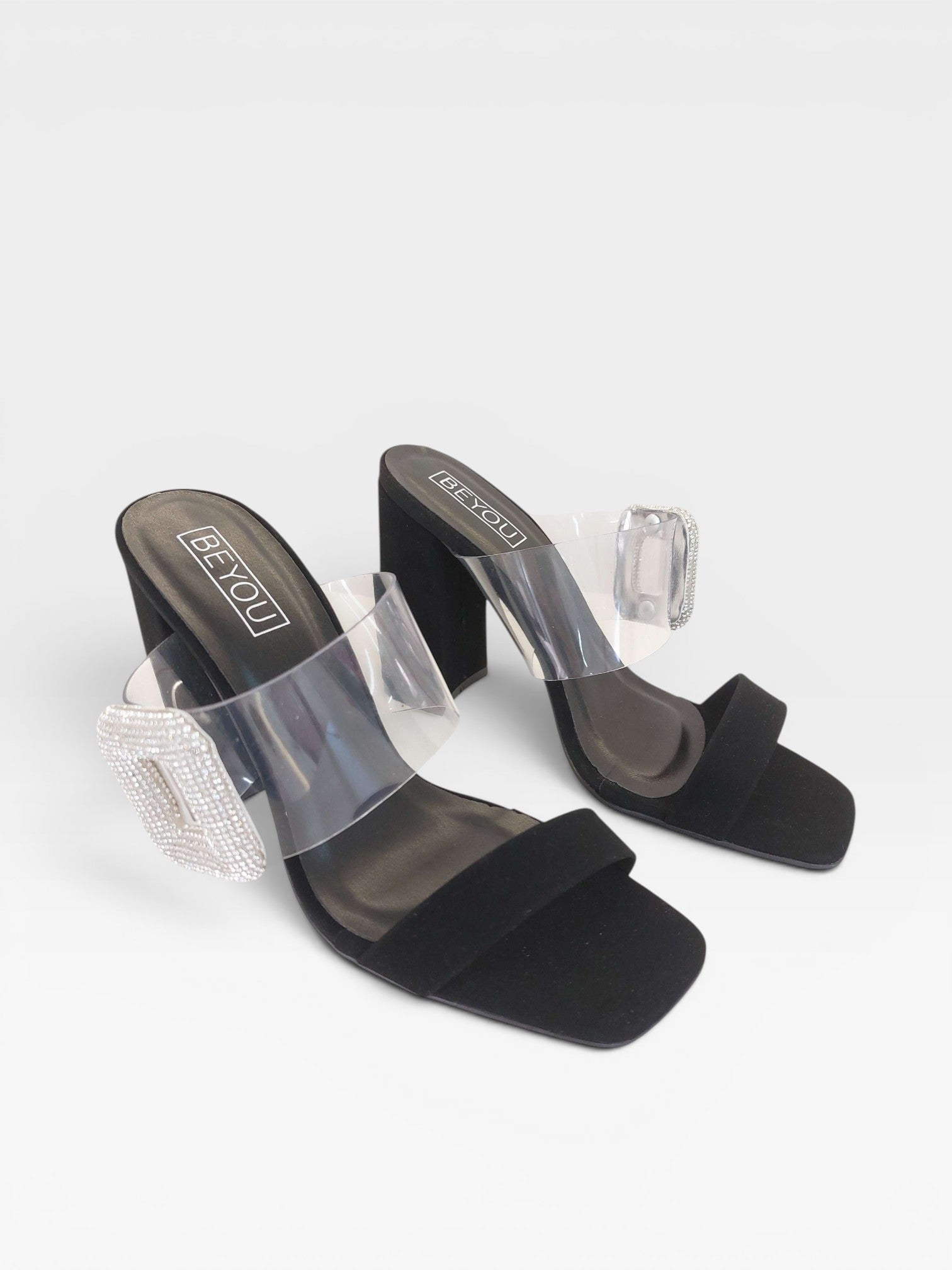 Tamanco Beyou Shoes Petrópolis preto em camurça sintética e vinil com salto de 8cm e detalhe de fivela com brilho