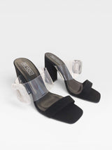 Tamanco Beyou Shoes Petrópolis preto em camurça sintética e vinil com salto de 8cm e detalhe de fivela com brilho
