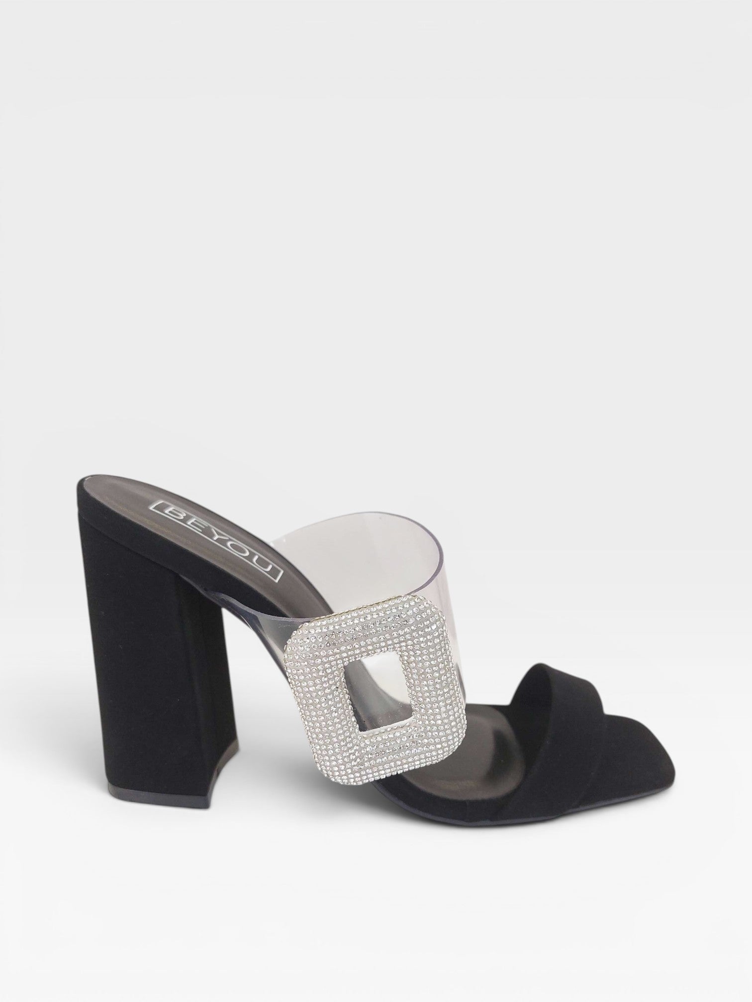 Tamanco Beyou Shoes Petrópolis preto em camurça sintética e vinil com salto de 8cm e fivela quadrada de strass