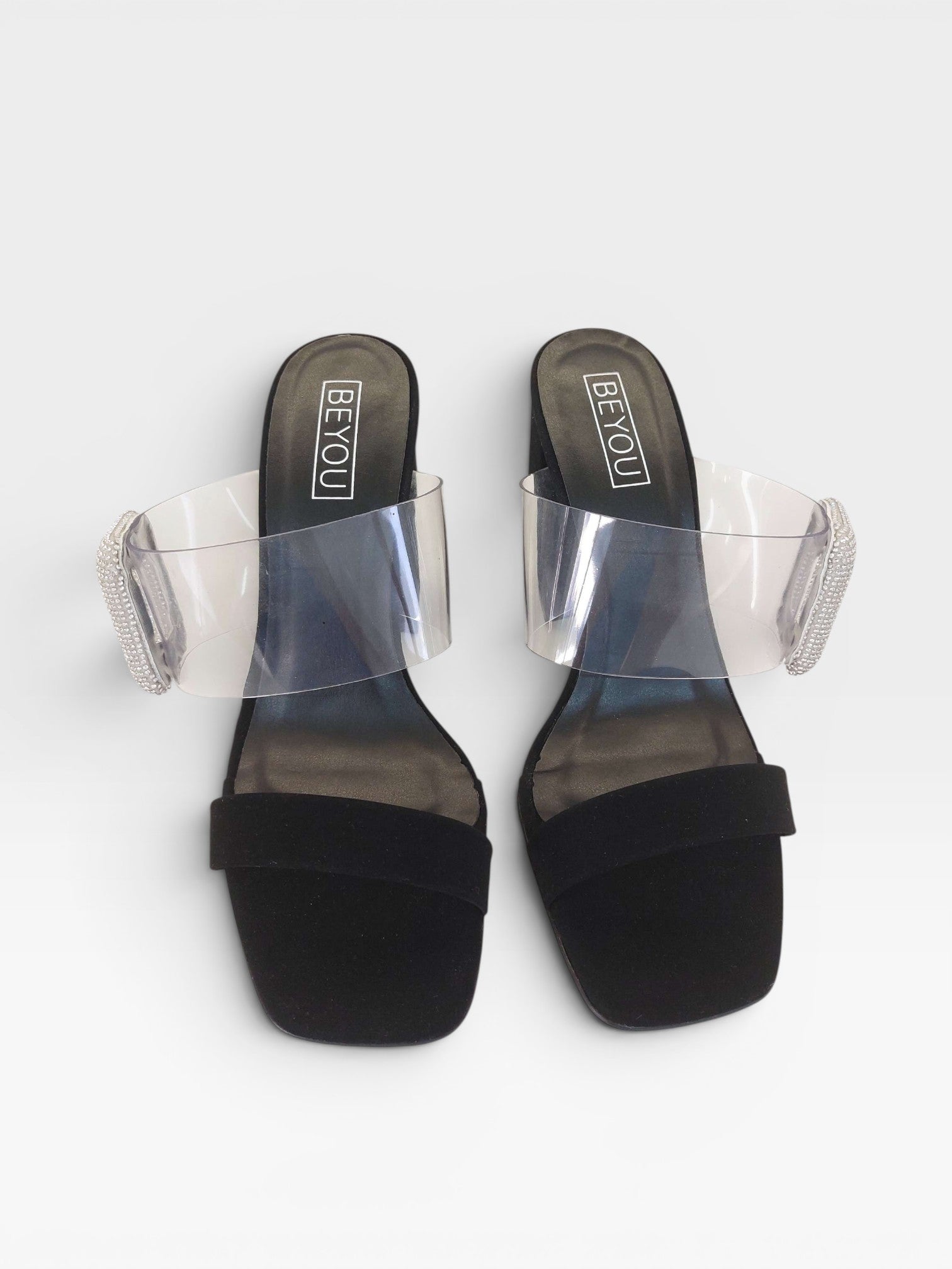 Tamanco Beyou Shoes Petrópolis preto com tira de vinil transparente e detalhe de brilho lateral