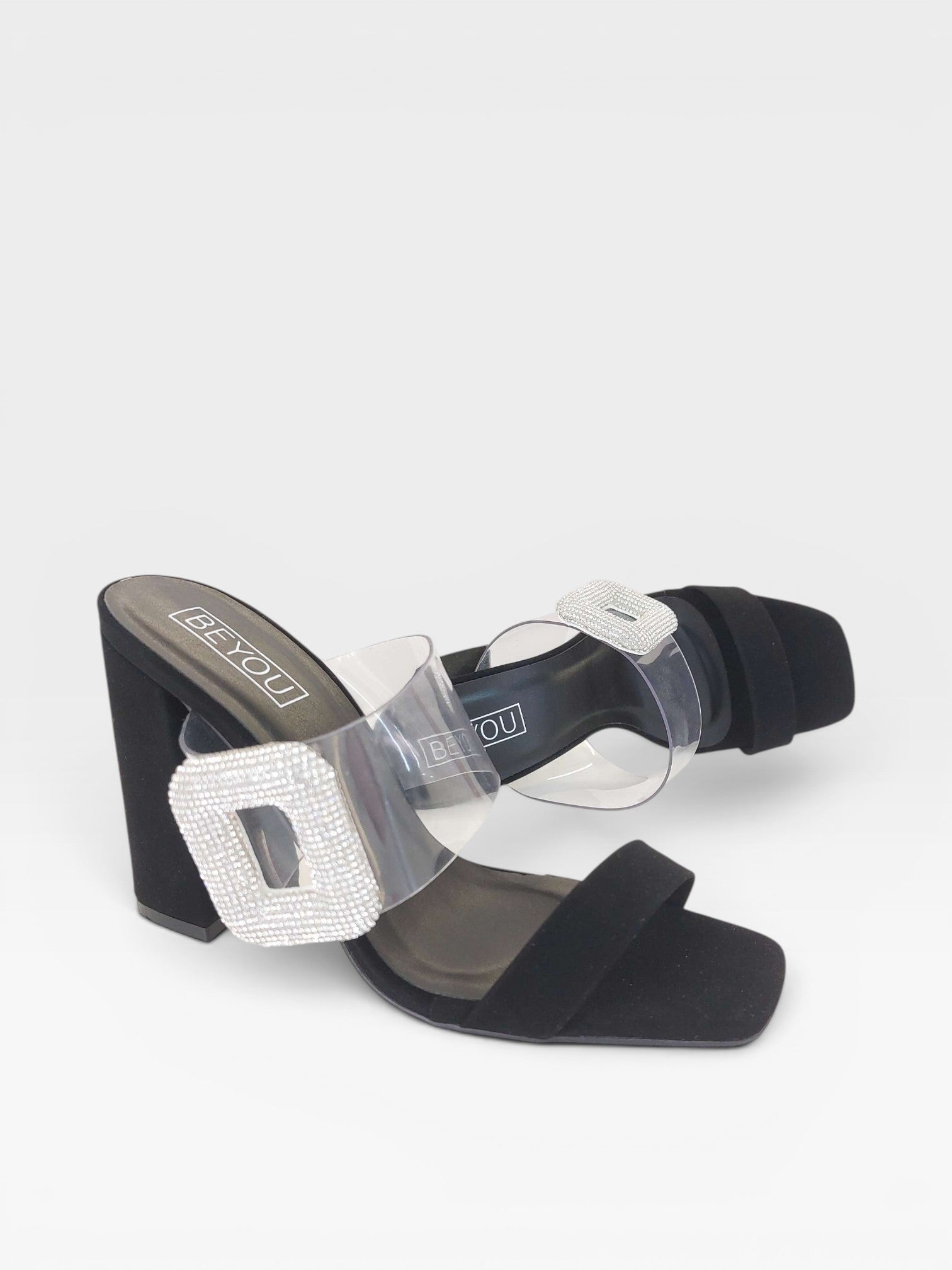 Tamanco Beyou Shoes Petrópolis preto em camurça e vinil com fivela de strass e salto bloco de 8 cm
