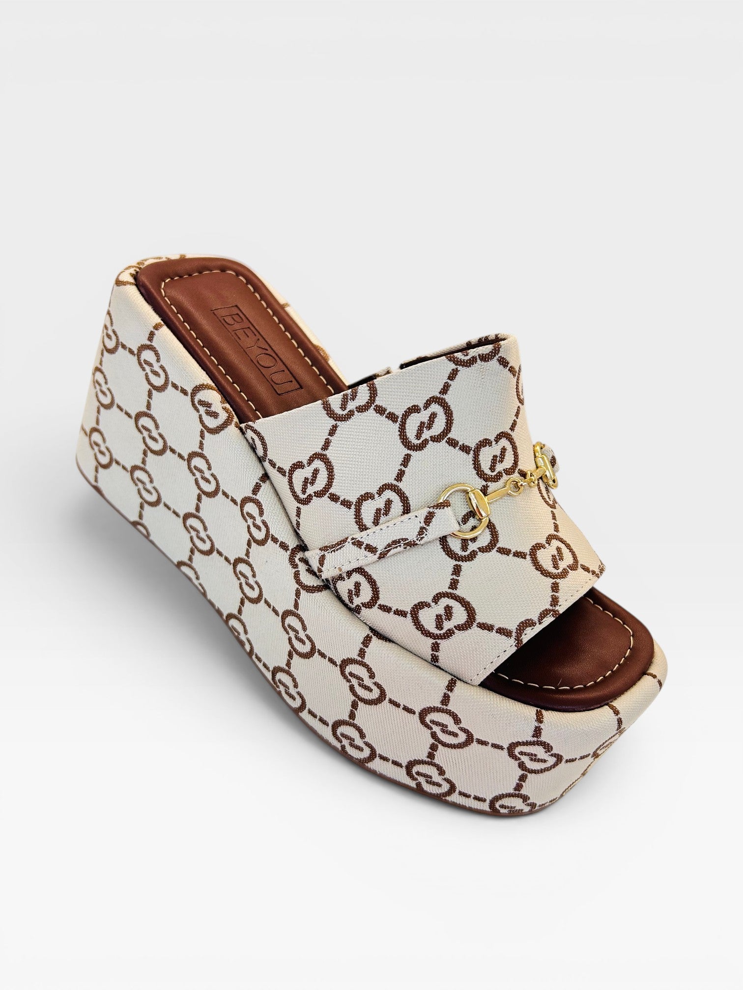 Tamanco Beyou Shoes Almería Bistrô em tecido nude e marrom com estampa monograma, salto plataforma e detalhe dourado.