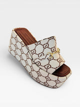 Tamanco Beyou Shoes Almería Bistrô em tecido nude e marrom com estampa monograma, salto plataforma e detalhe dourado.