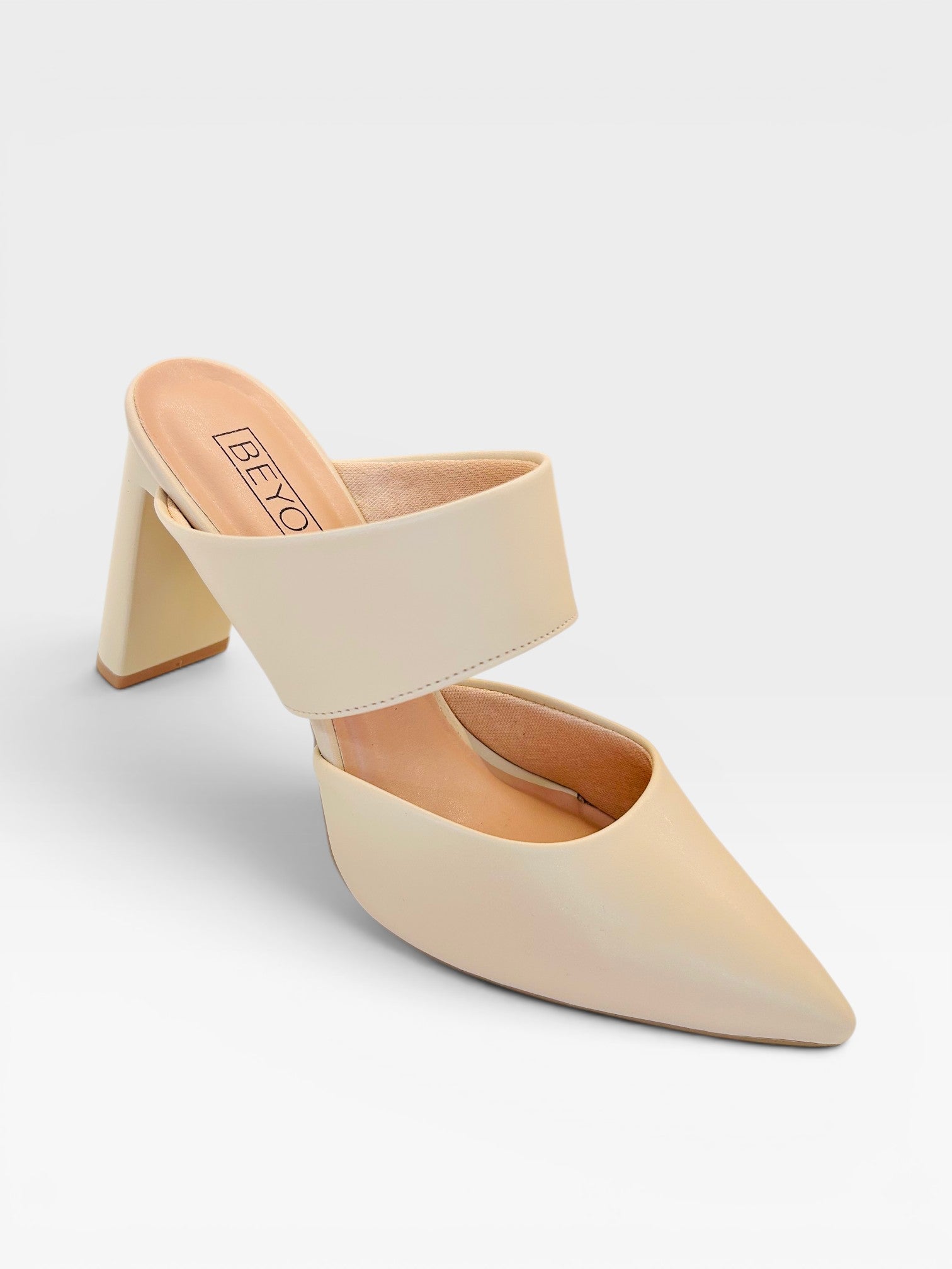 Tamanco Beyou Shoes Sevilha Bistrô nude em napa com bico fino e salto bloco de 8,5 cm, design elegante e versátil.