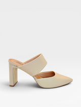 Tamanco Beyou Shoes Sevilha na cor nude, feito em napa com salto bloco de 8,5 cm e bico fino elegante.